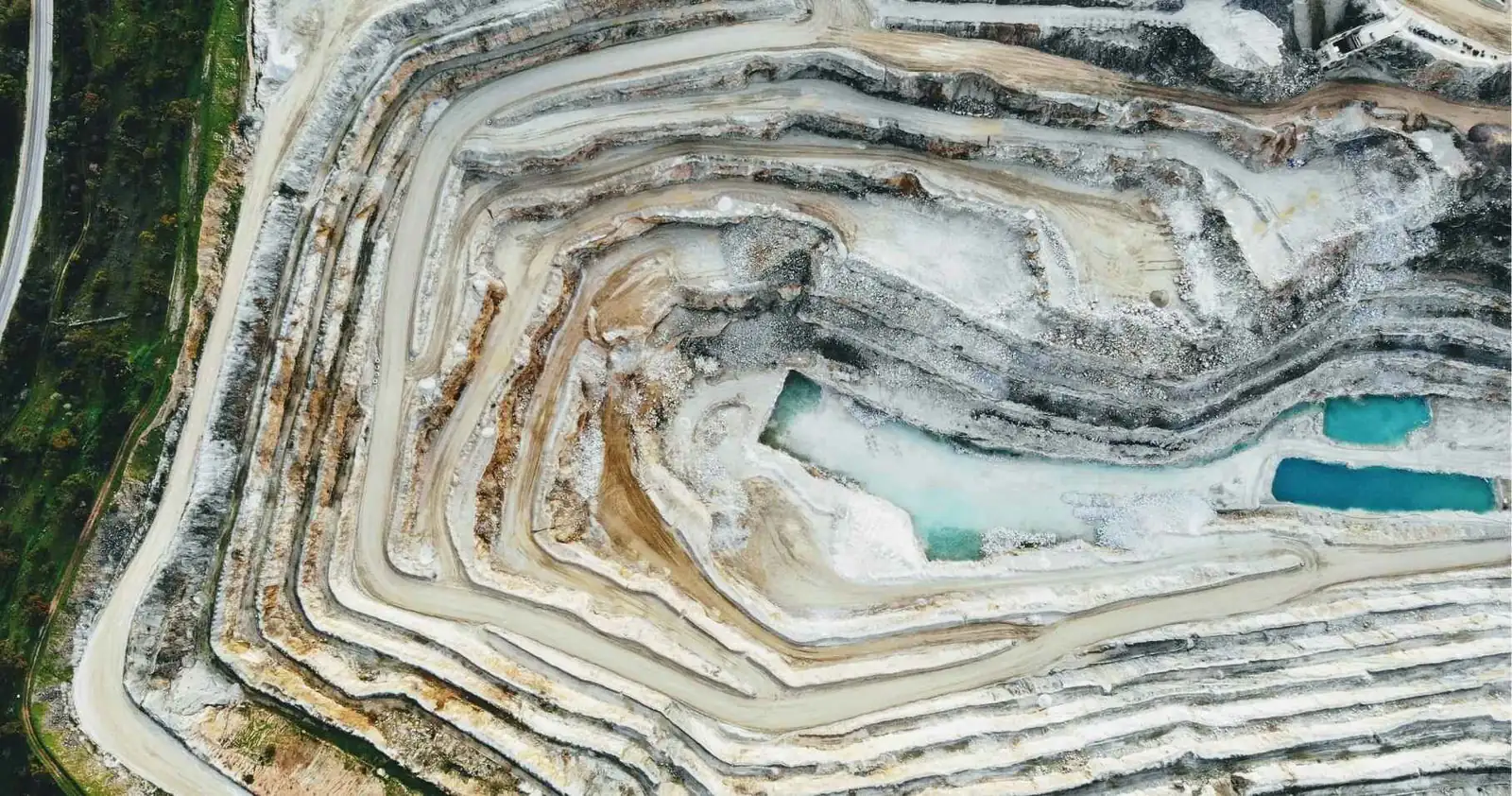 矿山耐磨铸件应用场景——露天矿开采航拍